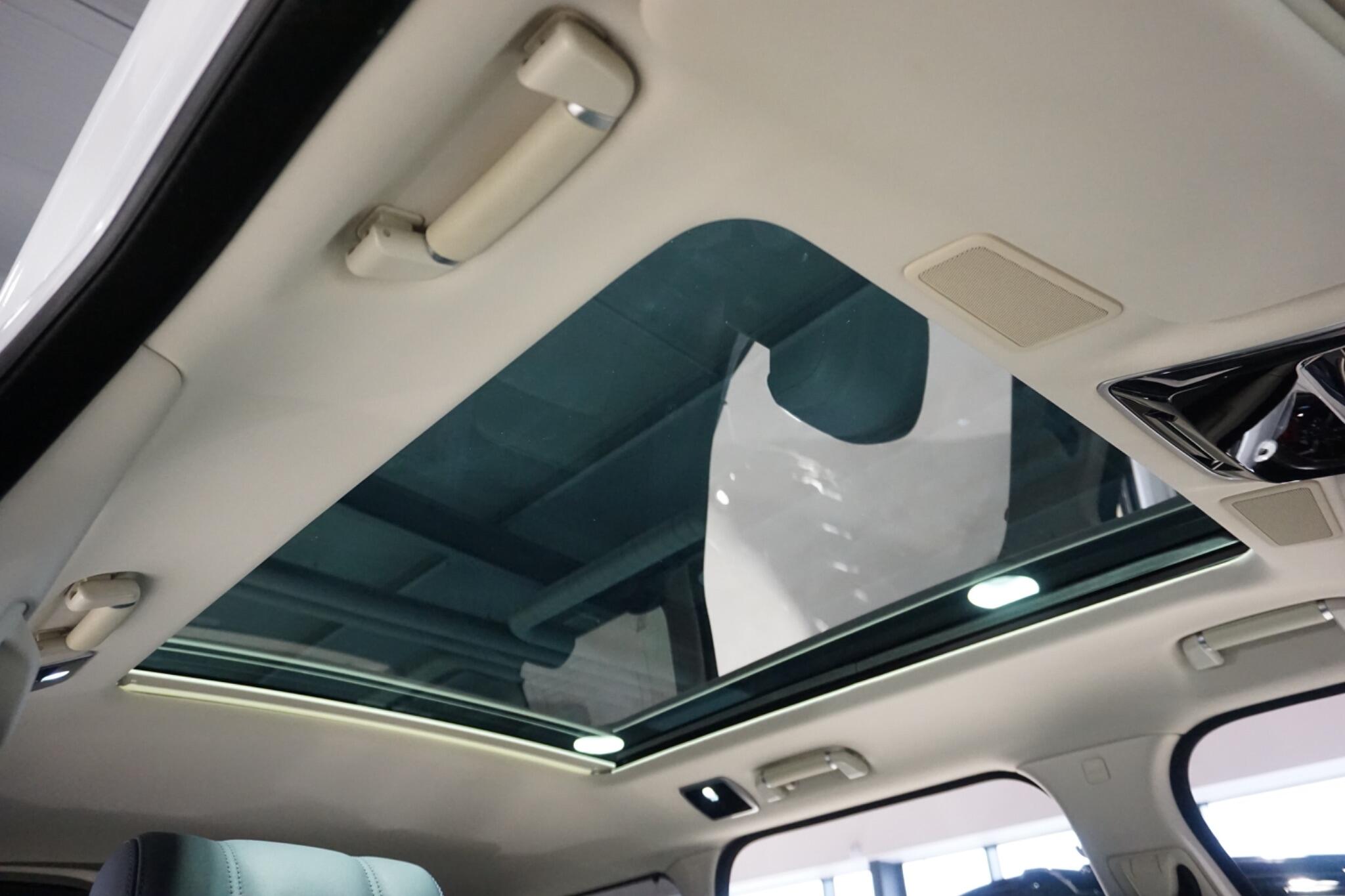 Land Rover Range Rover 2.0 P400e 13.1kWh Vogue SUV 5dr Petrol Plug-in Hybrid Auto 4WD Euro 6 (s/s) (404 ps)